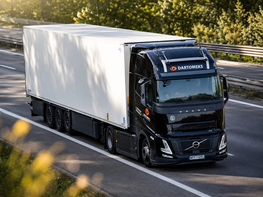 Ciągnik siodłowy Volvo FH DARTOMEKS w trasie